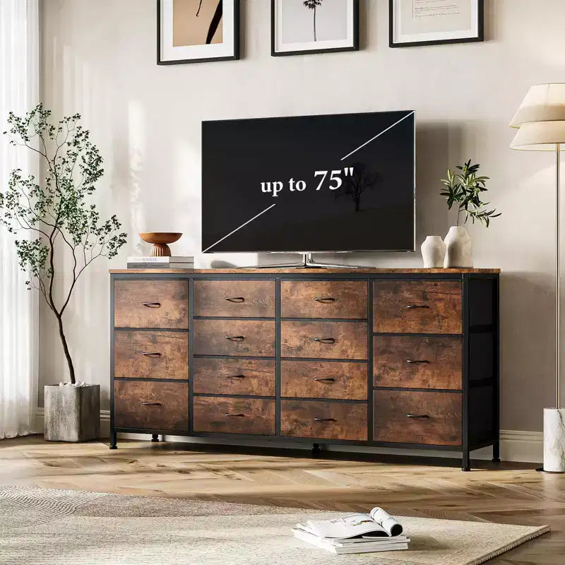 Cassettiera per TV da 63" W per TV da 65, 70, 75 pollici, comò a 14 cassetti per camera da letto con prese di corrente, centro di intrattenimento grande e lungo in tessuto