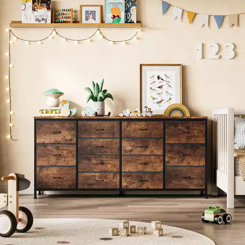 Cassettiera per TV da 63" W per TV da 65, 70, 75 pollici, comò a 14 cassetti per camera da letto con prese di corrente, centro di intrattenimento grande e lungo in tessuto