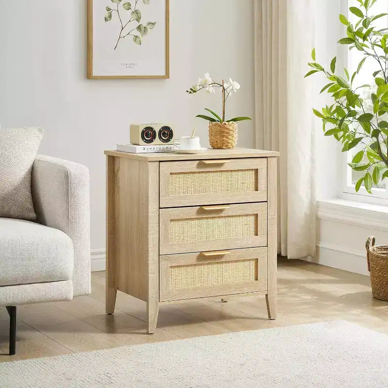 Comodino in Rattan 21.7L x 15.7W x 25H Finitura Rovere con 3 Cassetti in Rattan Naturale, Gambe in Legno Massello, Tavolino Boho per Camera da Letto e Soggiorno