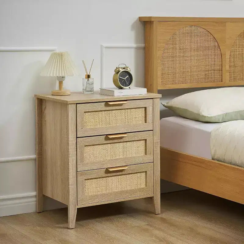 Comodino in Rattan 21.7L x 15.7W x 25H Finitura Rovere con 3 Cassetti in Rattan Naturale, Gambe in Legno Massello, Tavolino Boho per Camera da Letto e Soggiorno